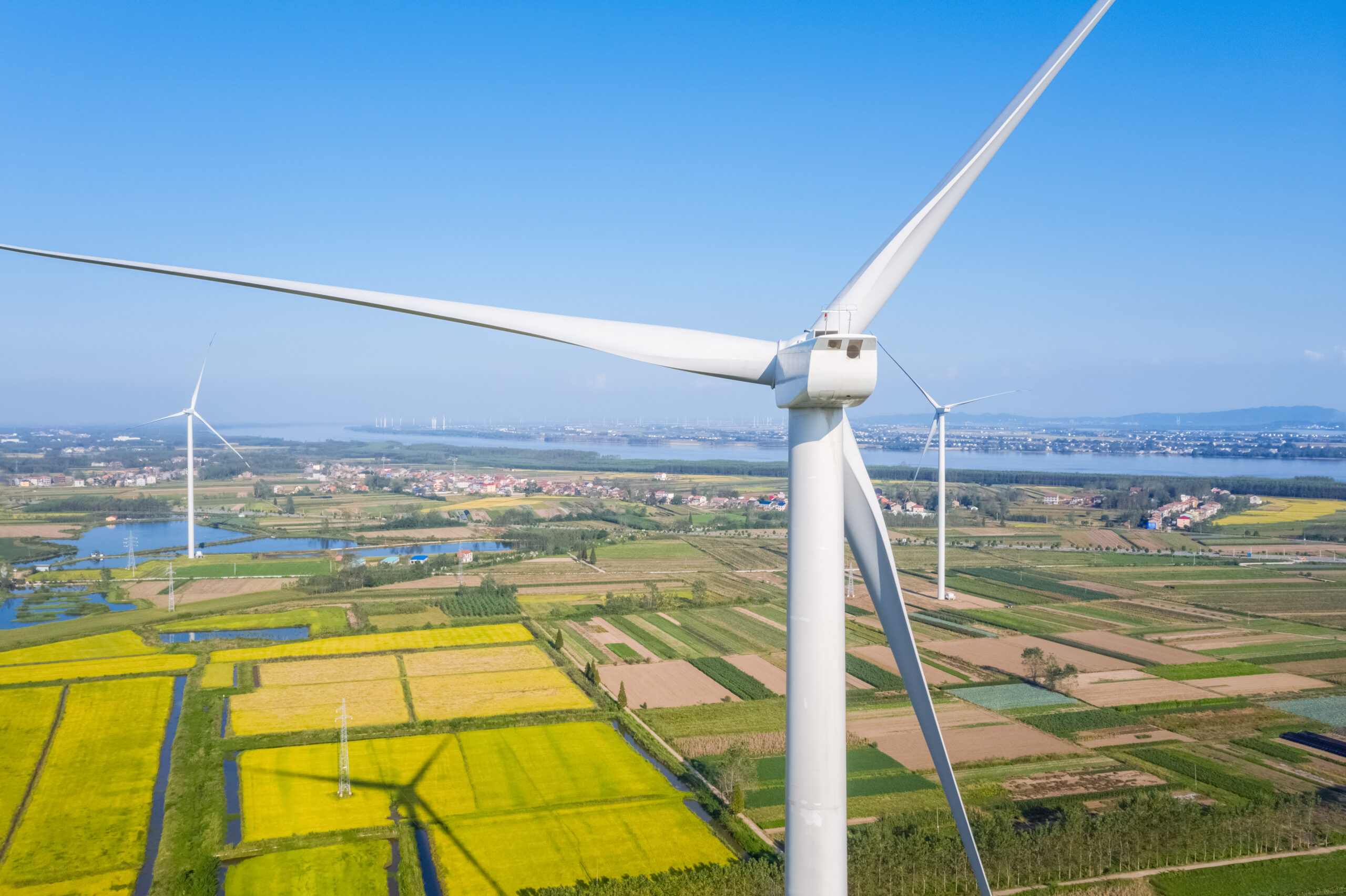 een close-up van een windmolen met mooi landschap